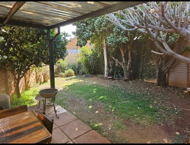 2 BEDROOM TOWNHOUSE FOR SALE IN ROOIHUISKRAAL NORTH